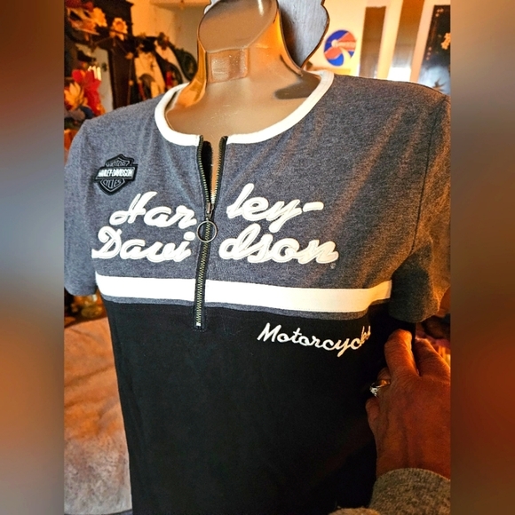 Harley-Davidson Tops - Harley Davidson Ladies Grey/Black T-shirt (Large)